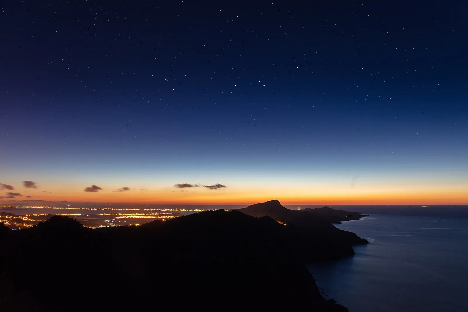 Anochecer visto desde Calblanque: a un lado las luces del Mar Menor y de La Manga, al otro el Mediterráneo