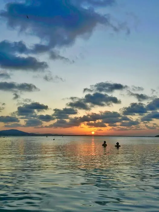 Dos bañistas disfrutando del atardecer en el Mar Menor