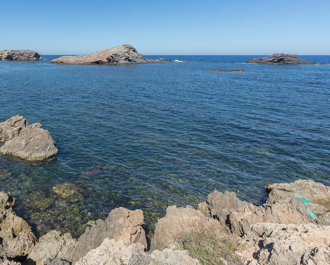 Aguas transparentes entre rocas en Cala Reona