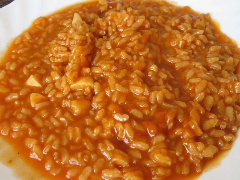 Arroz meloso de caldero con pescado de roca y ñora