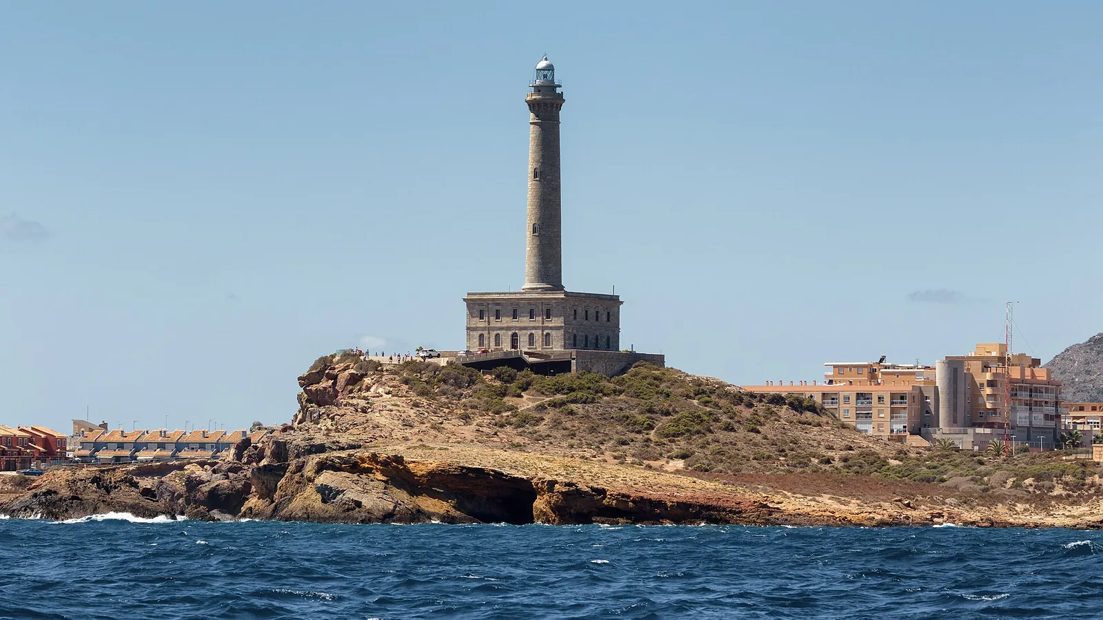 El faro de Cabo de Palos visto desde el mar