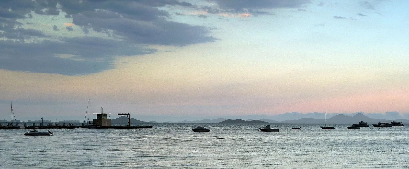 Barcas fondeadas al atardecer en las aguas tranquilas del Mar Menor