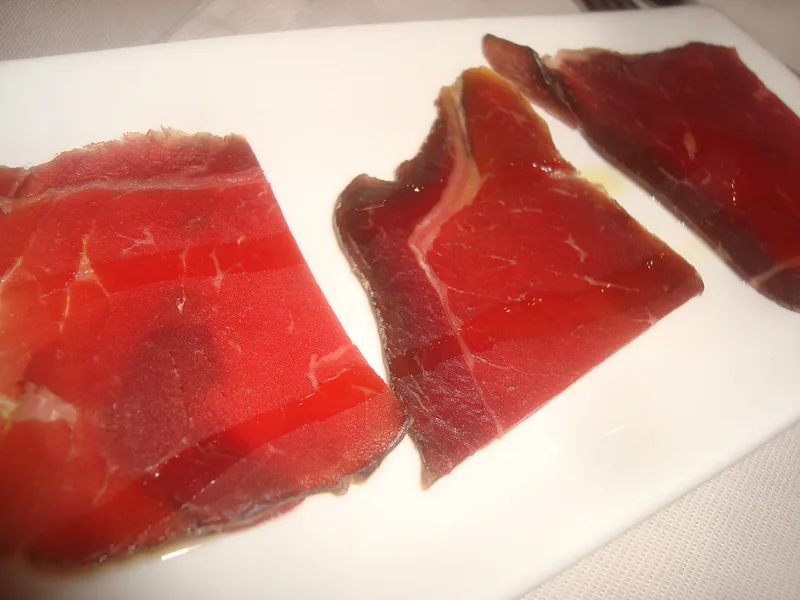 Tapa de mojama de atún cortada en filetes finos