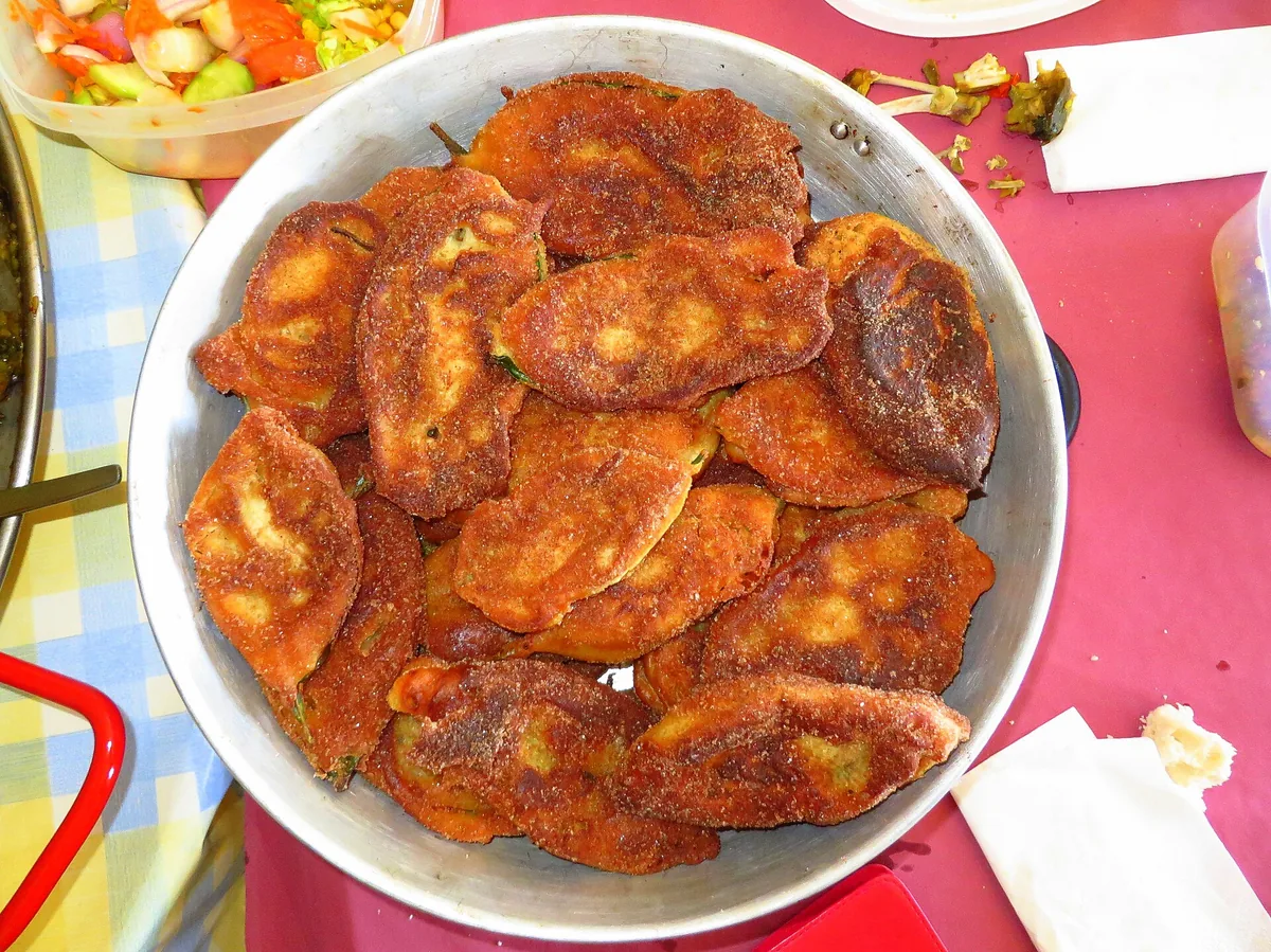 Fuente de paparajotes recién fritos espolvoreados con canela y azúcar