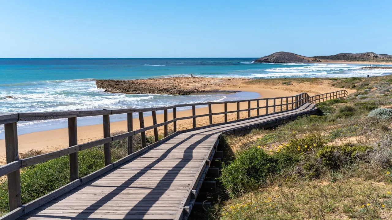 Pasarela de madera sobre las dunas de la playa de Calblanque