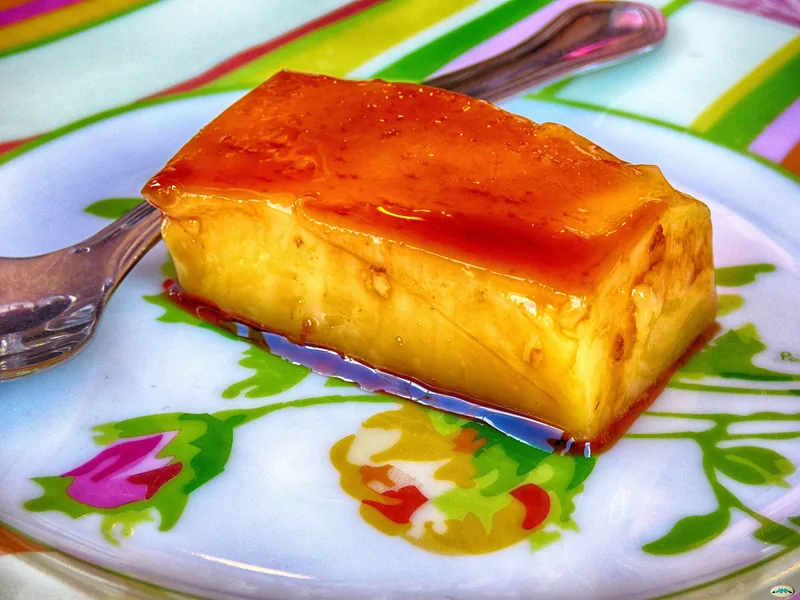 Porción de tocino de cielo con caramelo sobre un plato