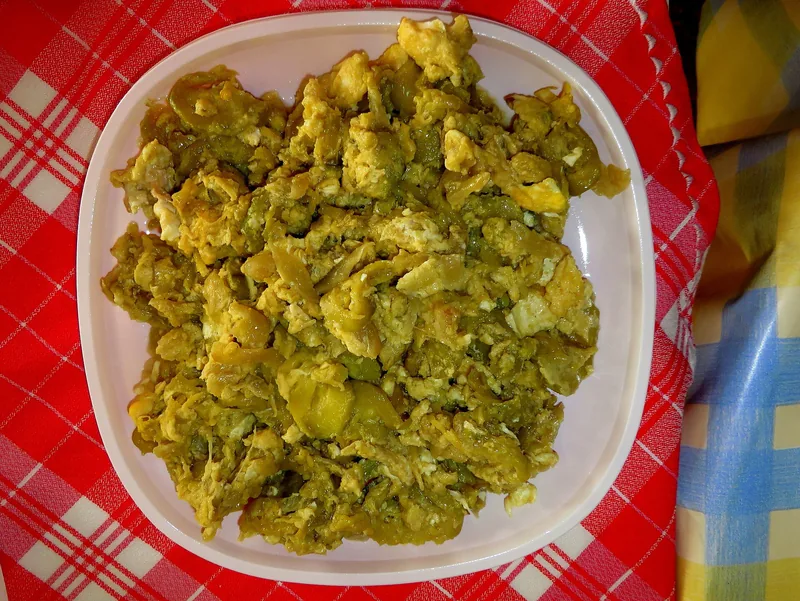 Plato de zarangollo, revuelto de calabacín, cebolla, patata y huevo